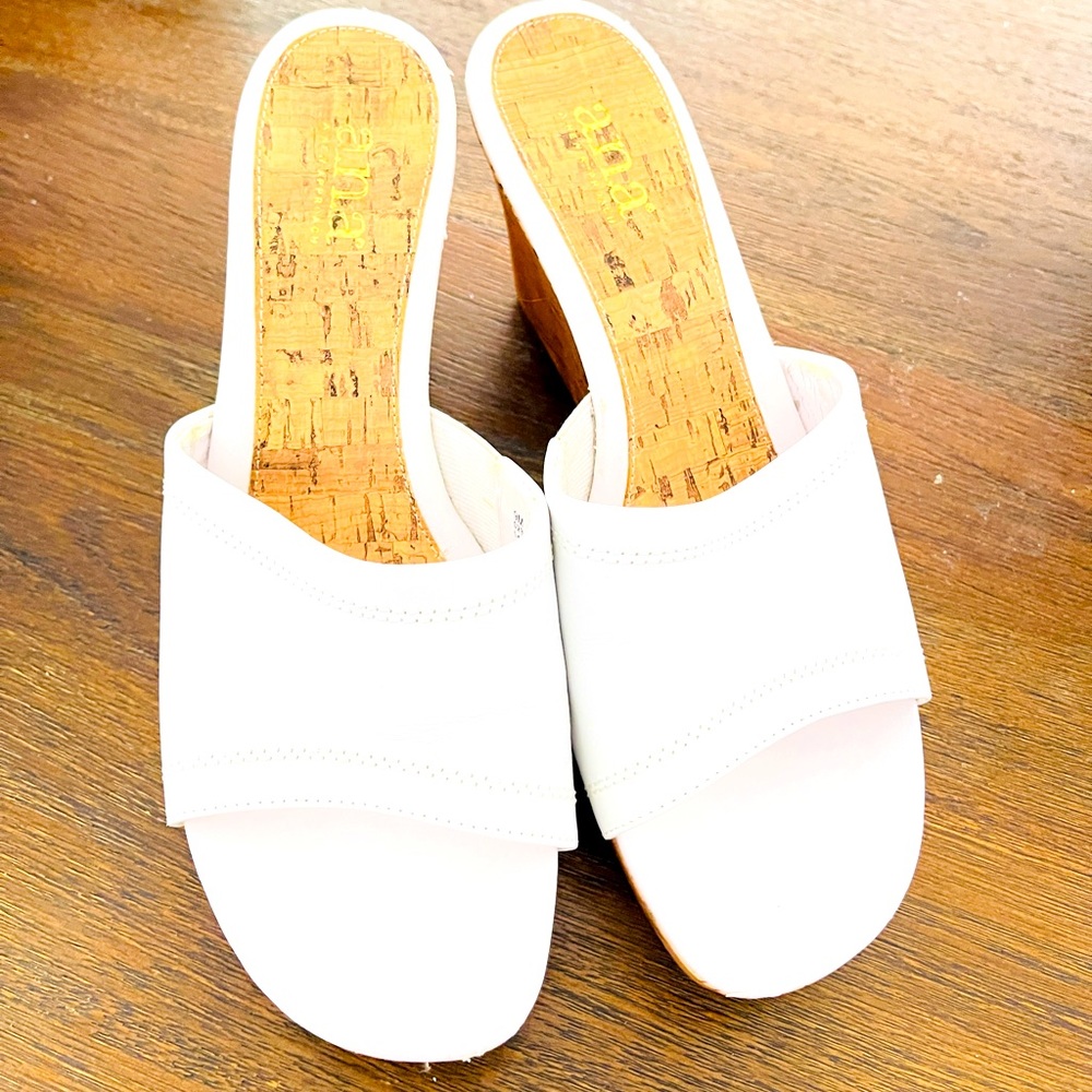 Cork wedge white sandal, cushioned.